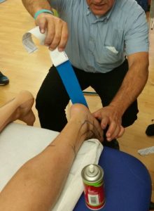 prima fase di applicazione del Powerful taping kinesiobellia System con il synthetic SETA tape by asiamed & kinesiobellia